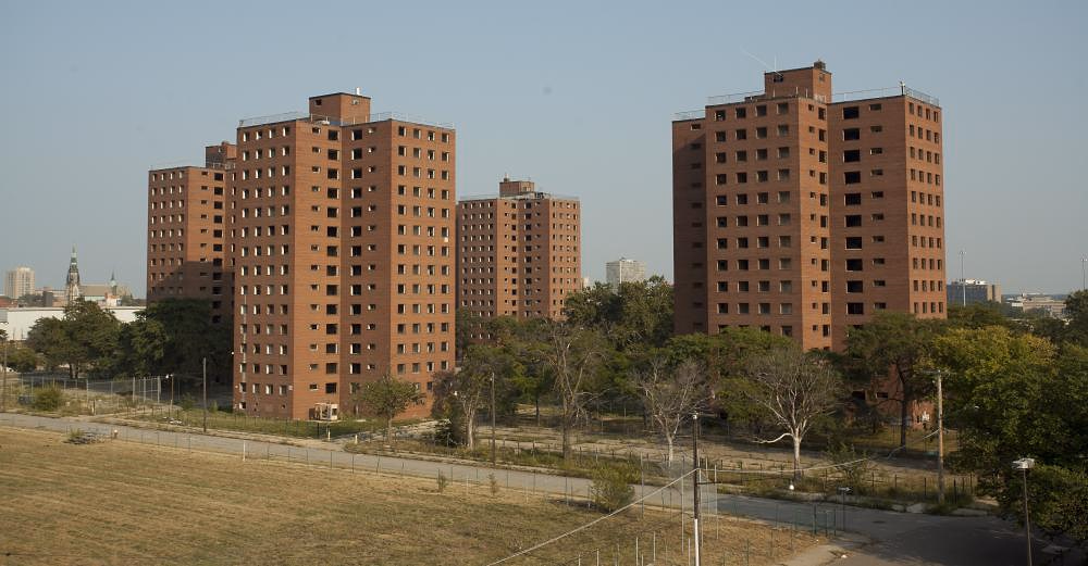 Jak to mají mileniálové s bydlením? Často mizerně. Rodiče jim ale vštípili, že stát to řešit nemusí 1 Fredrick Douglass Housing Project