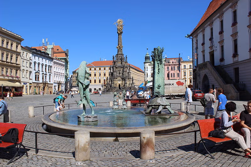 Brownfield v centru je nahrávka na smeč developerům. Stavební horečka mění Olomouc v exkluzivní město 5 800px Olomouc Horní náměstí Arionova kašna 1