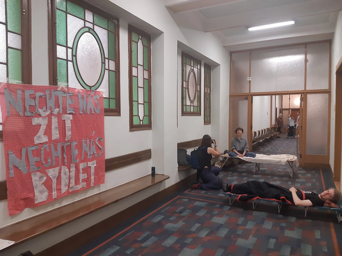 Na pražské radnici vznikla protestní „ubytovna“. Šedesát lidi z covidových hostelů nemá kam jít 3 20220613 094710