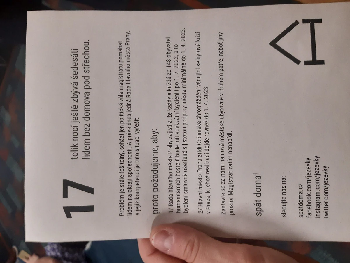 Na pražské radnici vznikla protestní „ubytovna“. Šedesát lidi z covidových hostelů nemá kam jít 4 20220613 095205 e1655123575645