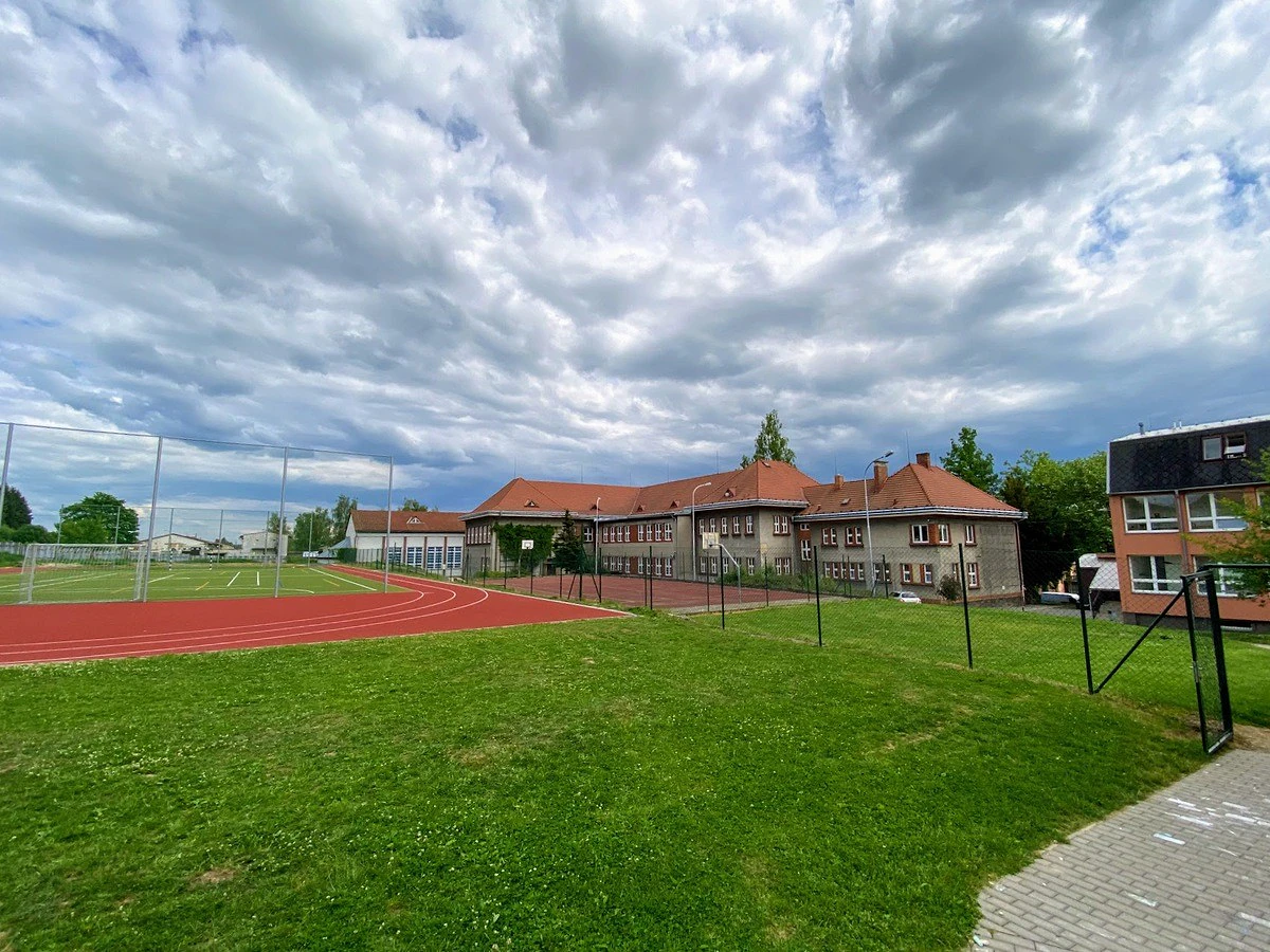 Část areálu základní školy a gymnázia ve Vítkově.jpeg 1