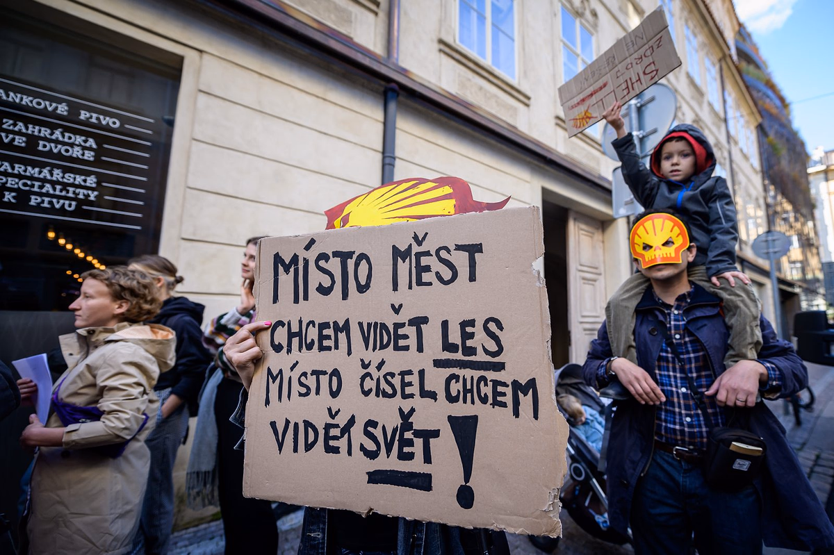 2022 09 26 greenwashing demo 2400px 1618 e1664236158583