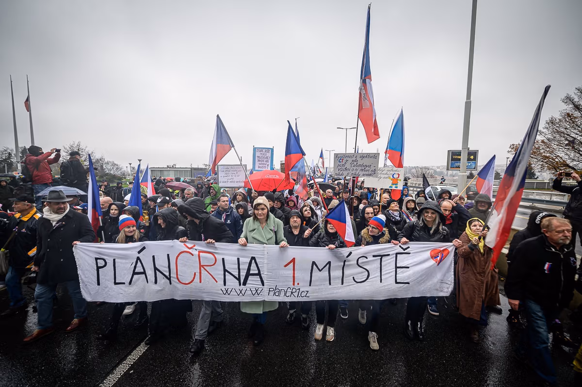 Fotoreport: Dezinfo hnutí už na energie kašle. Skončilo u nenávisti k uprchlíkům a s pár tisíci lidí 1 2022 11 17 vrabel CT 1400px 4461