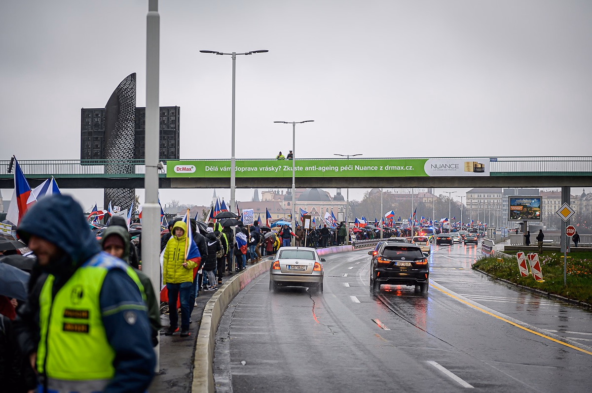 Fotoreport: Dezinfo hnutí už na energie kašle. Skončilo u nenávisti k uprchlíkům a s pár tisíci lidí 14 2022 11 17 vrabel CT 1400px 4465