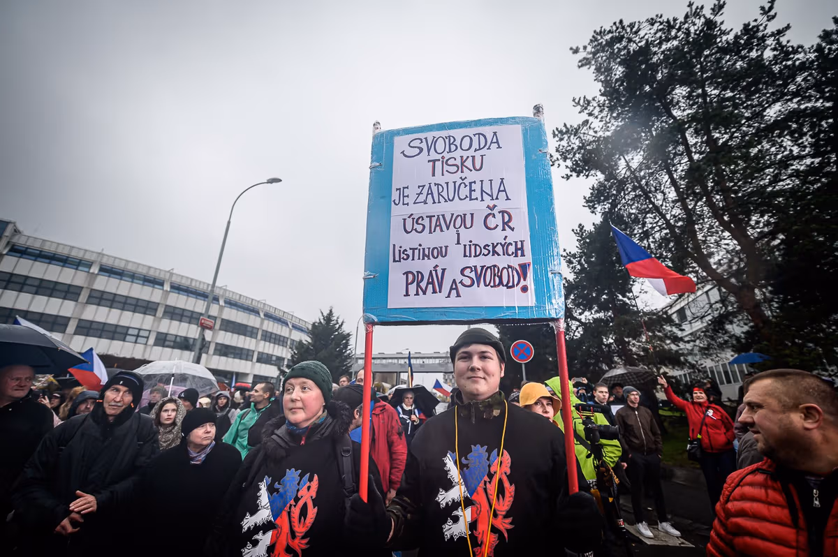 Fotoreport: Dezinfo hnutí už na energie kašle. Skončilo u nenávisti k uprchlíkům a s pár tisíci lidí 9 2022 11 17 vrabel CT 1400px 4587