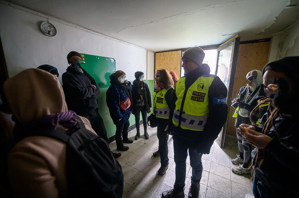 „Je absurdní, aby vedle sebe existovaly prázdné domy a lidé bez domova,“ vzkazují squatteři z obsazeného domu 4 2022 11 26 squat nova solidarira 1400px 3148