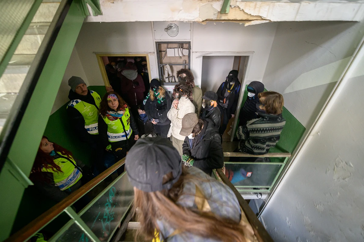 „Je absurdní, aby vedle sebe existovaly prázdné domy a lidé bez domova,“ vzkazují squatteři z obsazeného domu 6 2022 11 26 squat nova solidarira 1400px 3166