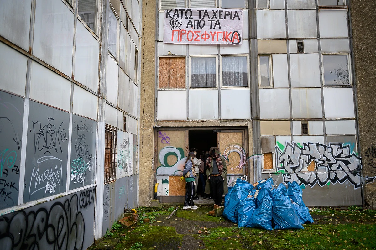 „Je absurdní, aby vedle sebe existovaly prázdné domy a lidé bez domova,“ vzkazují squatteři z obsazeného domu 7 2022 11 26 squat nova solidarira 1400px 3176