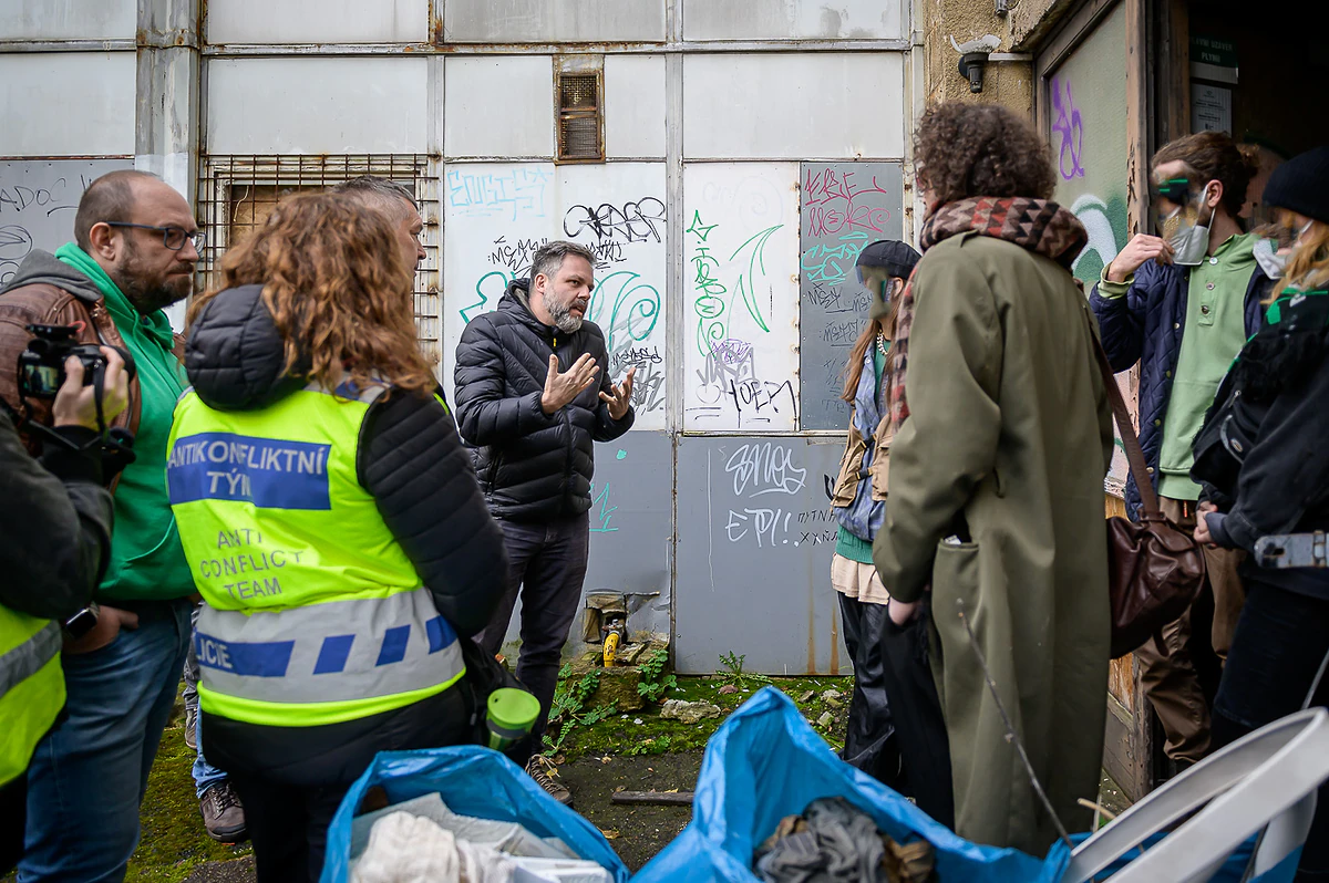 „Je absurdní, aby vedle sebe existovaly prázdné domy a lidé bez domova,“ vzkazují squatteři z obsazeného domu 9 2022 11 26 squat nova solidarira 1400px 3207