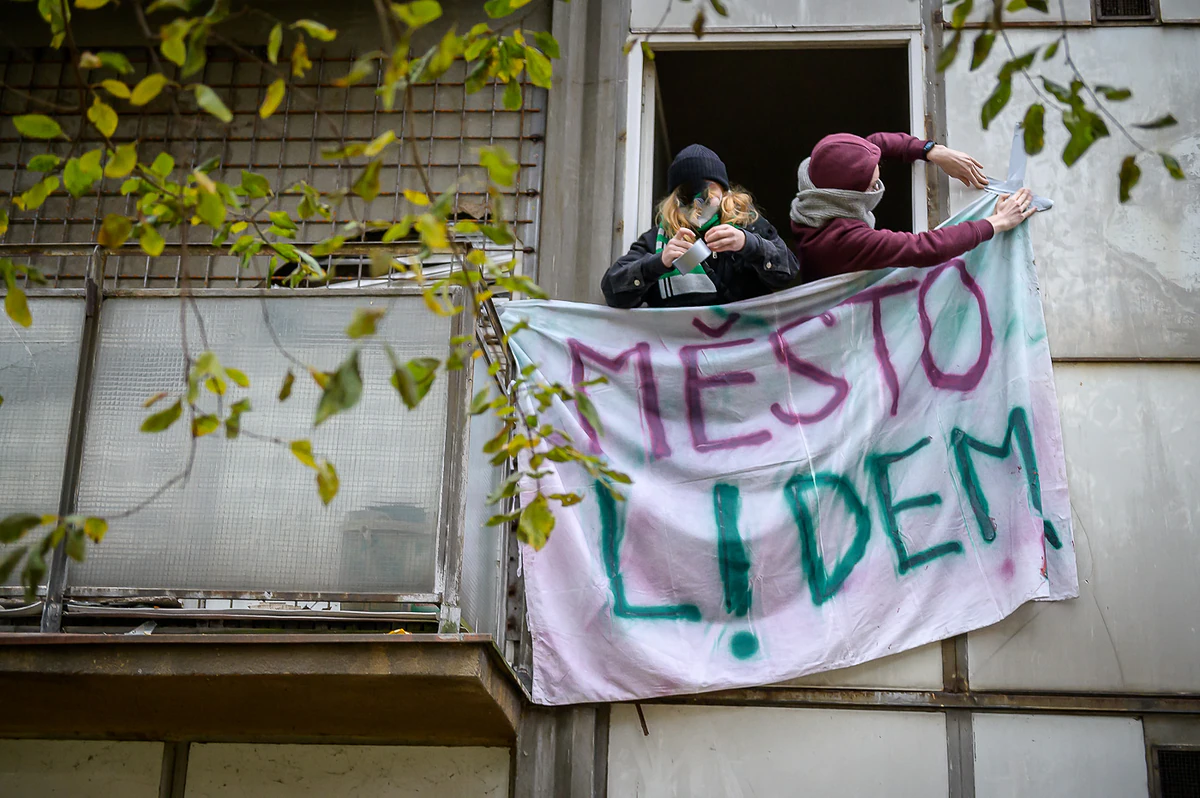 „Je absurdní, aby vedle sebe existovaly prázdné domy a lidé bez domova,“ vzkazují squatteři z obsazeného domu 11 2022 11 26 squat nova solidarira 1400px 3227