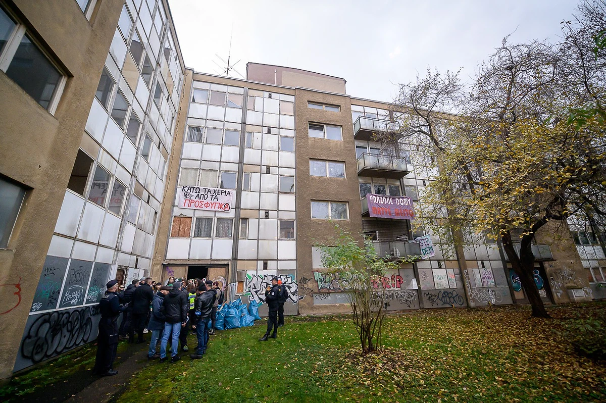 „Je absurdní, aby vedle sebe existovaly prázdné domy a lidé bez domova,“ vzkazují squatteři z obsazeného domu 12 2022 11 26 squat nova solidarira 1400px 3243