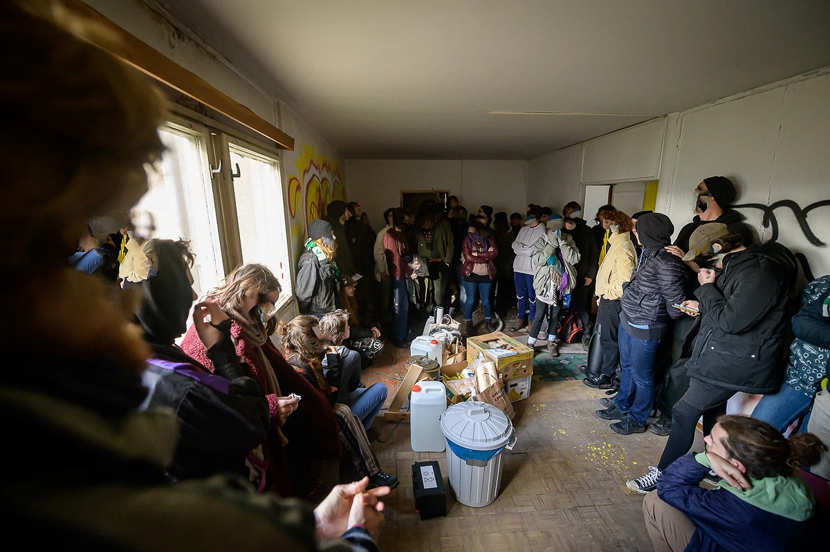 „Je absurdní, aby vedle sebe existovaly prázdné domy a lidé bez domova,“ vzkazují squatteři z obsazeného domu 19 2022 11 26 squat nova solidariraa 1400px 3004