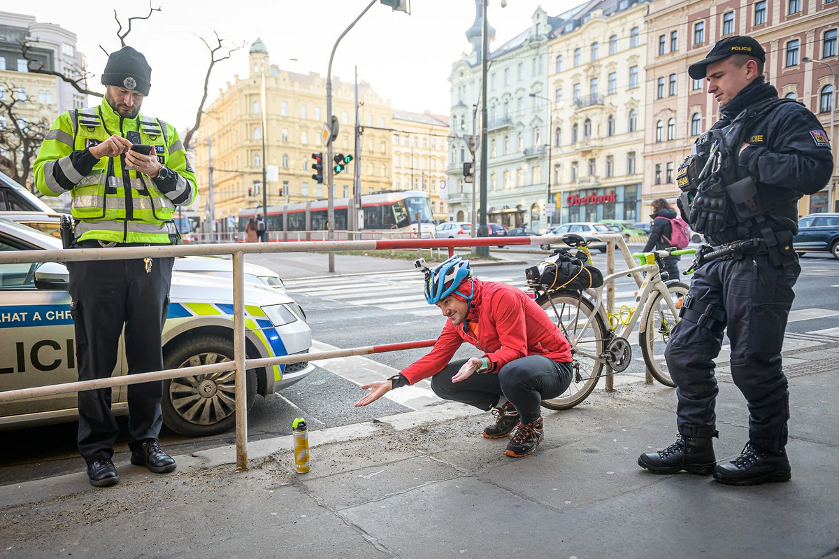 Fotoreport: Aktivista nasprejoval cyklopruh na pražské magistrále. Zadržela ho policie 3 2023 02 09 cykloznaceno sergio 2400px 8830