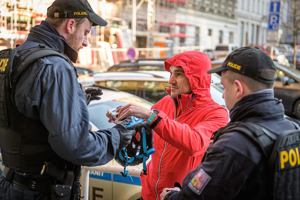 Fotoreport: Aktivista nasprejoval cyklopruh na pražské magistrále. Zadržela ho policie 4 2023 02 09 cykloznaceno sergio 2400px 8874
