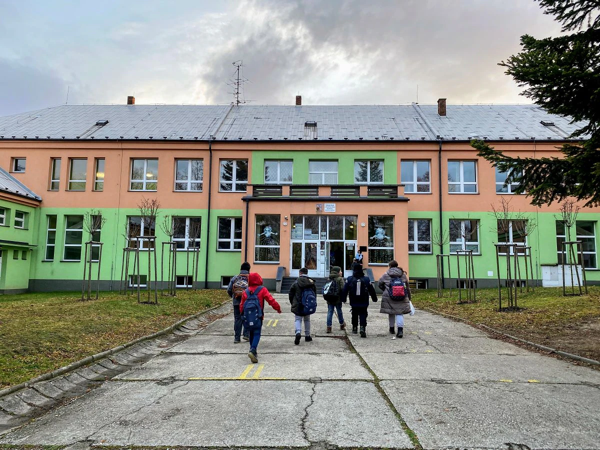 Osoblaha. Místo, kde mizí silnice, práce i lidé 5 5 Zakladni skola v Osoblaze. Foto Stanislav Biler