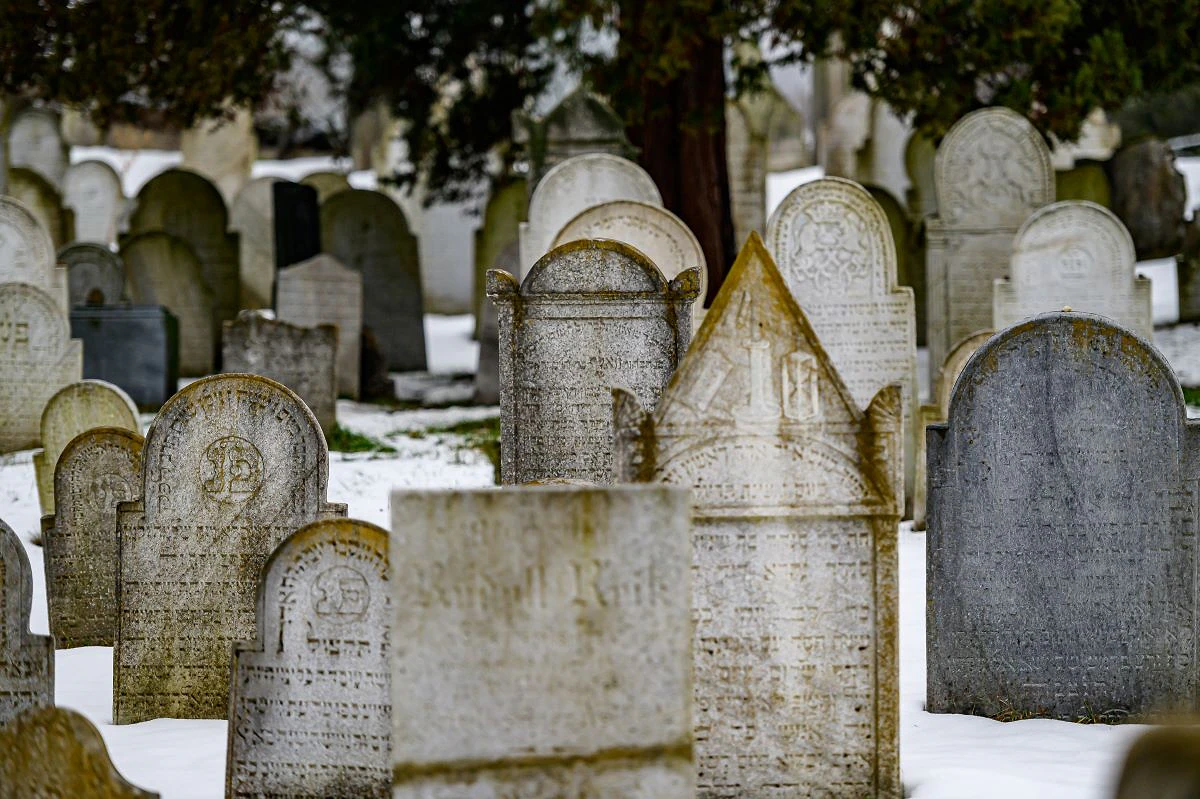 Osoblaha. Místo, kde mizí silnice, práce i lidé 6 6 Zidovsky hrbitov v Osoblaze. Foto Petr Zewlak Vrabec