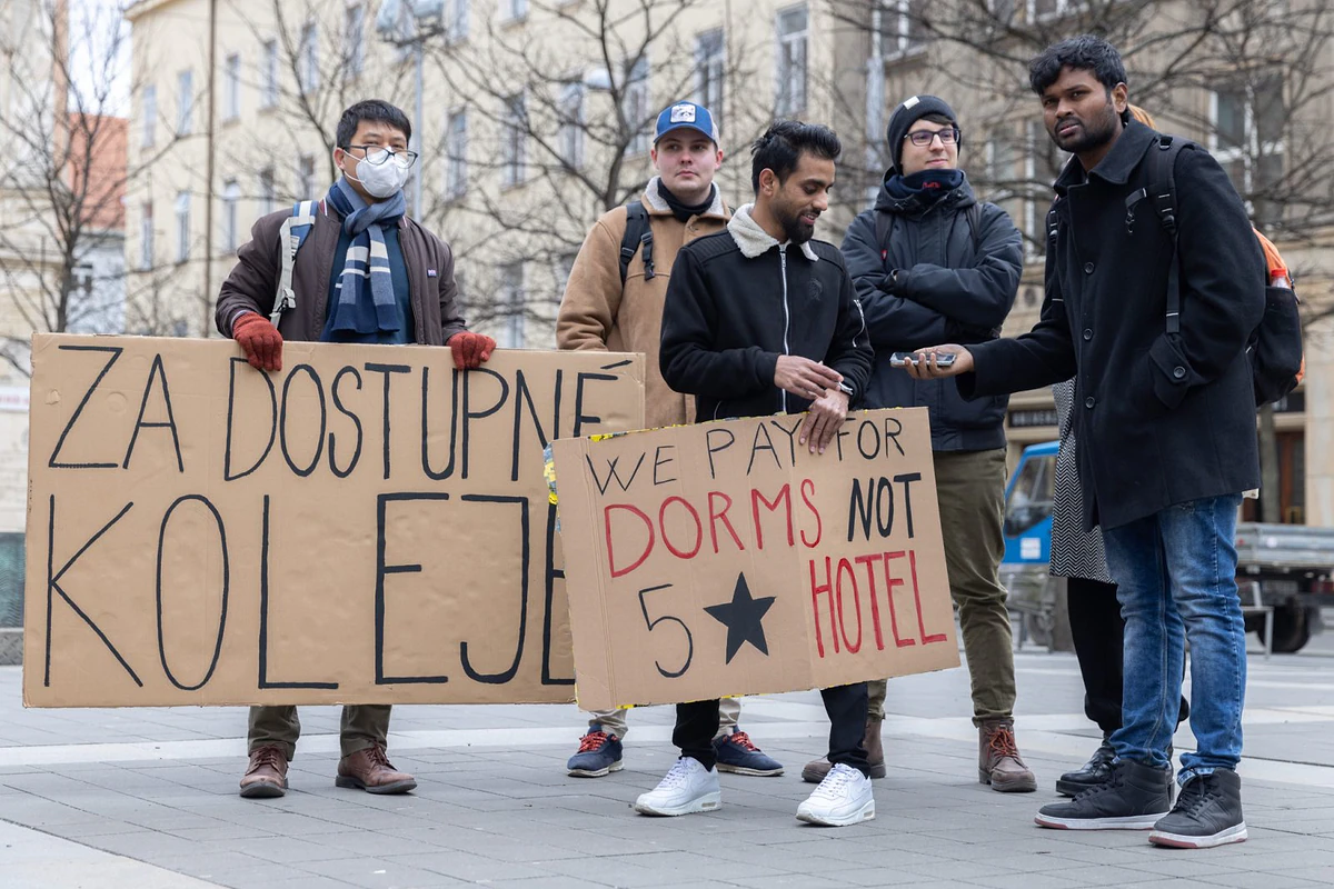 „Chci se učit, ne přežívat.“ Studující v Brně protestovali proti dalšímu zvýšení kolejného 3 MAJS1267