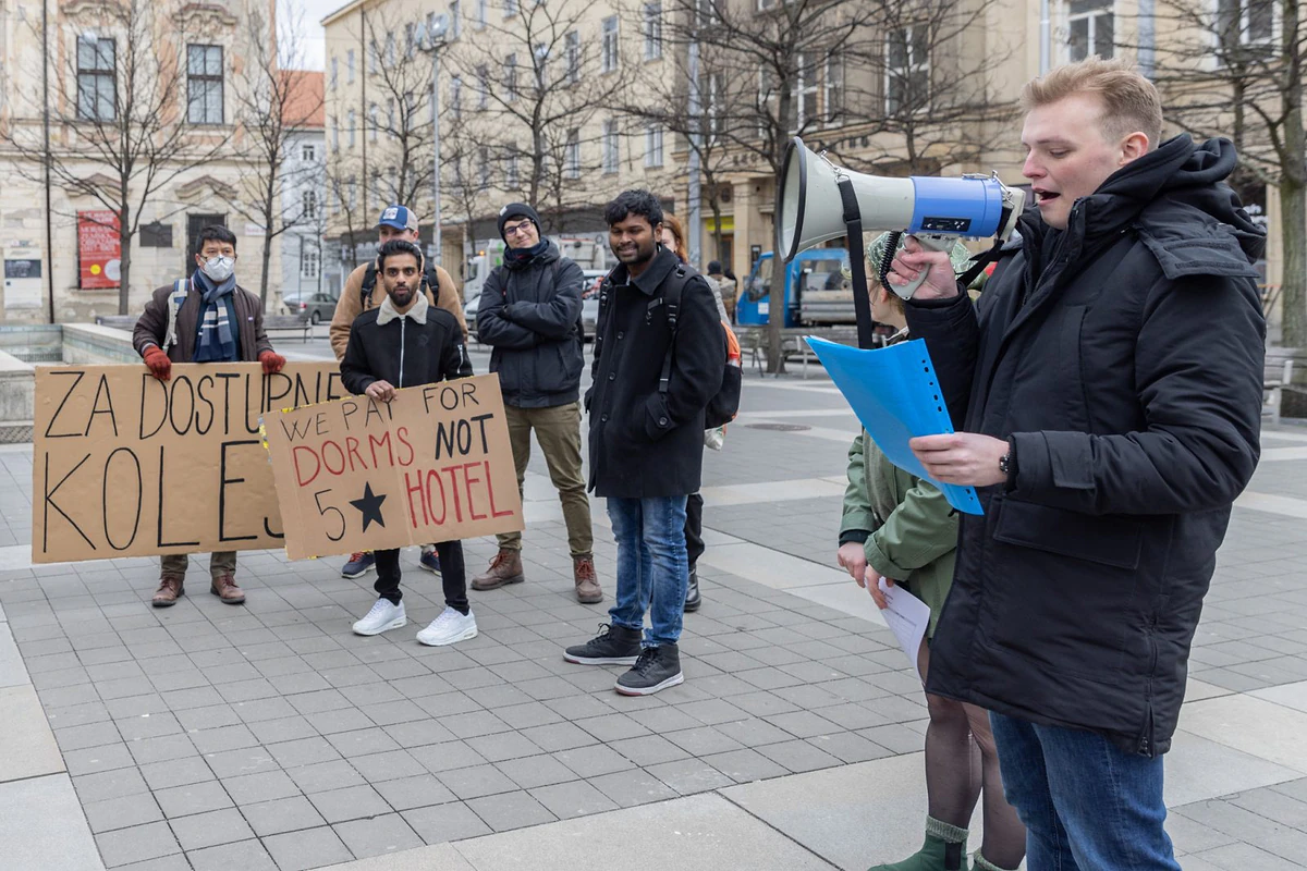 „Chci se učit, ne přežívat.“ Studující v Brně protestovali proti dalšímu zvýšení kolejného 1 MAJS1271