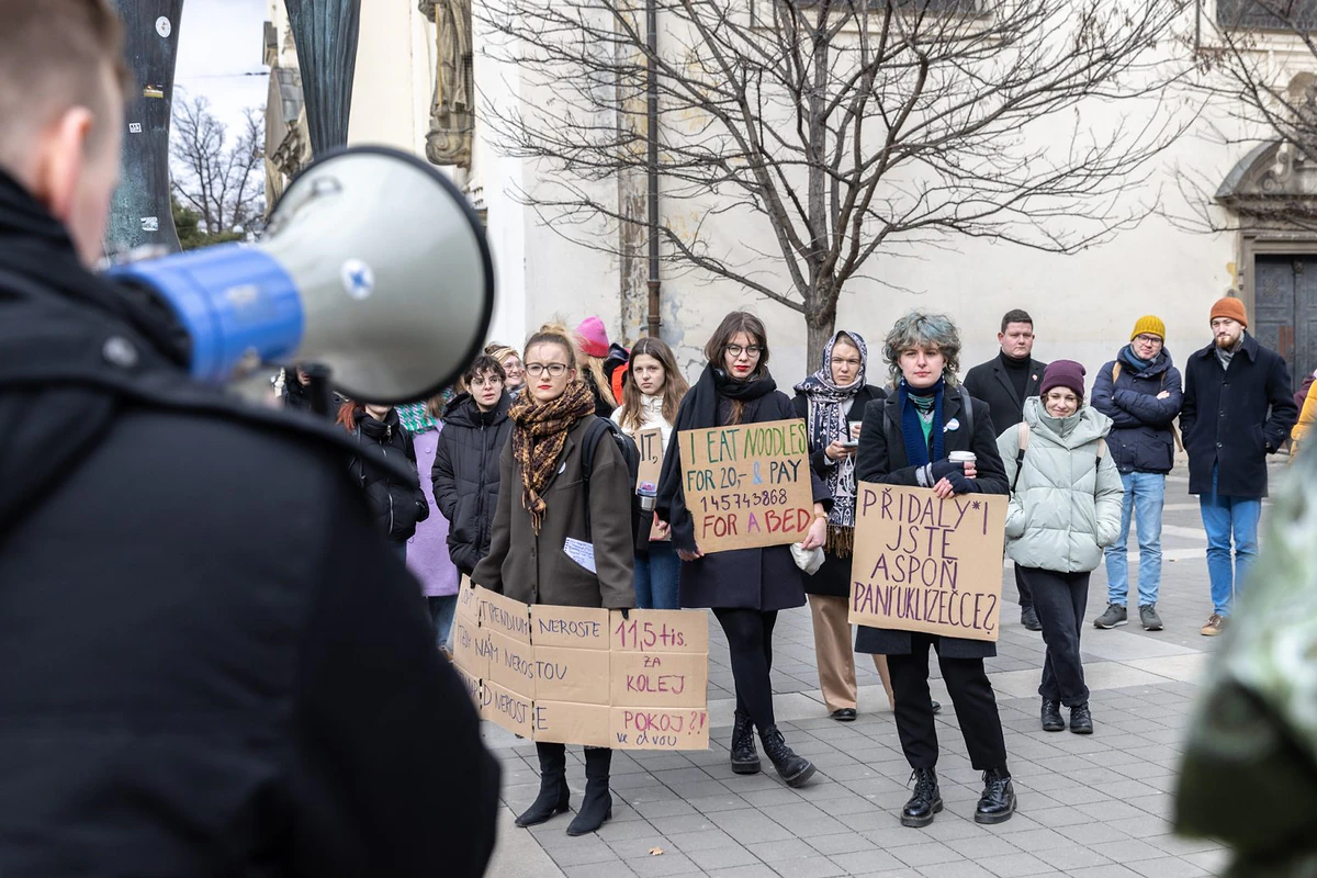 „Chci se učit, ne přežívat.“ Studující v Brně protestovali proti dalšímu zvýšení kolejného 5 MAJS1288