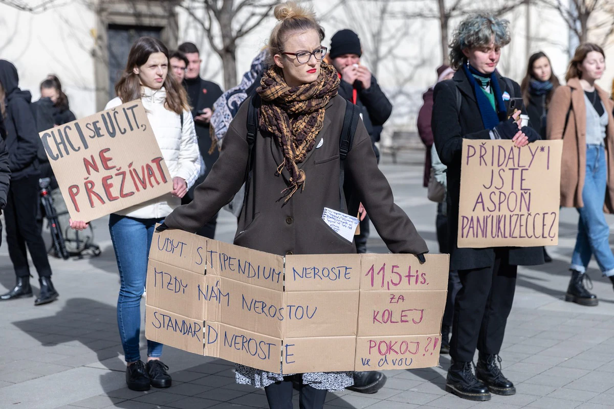 „Chci se učit, ne přežívat.“ Studující v Brně protestovali proti dalšímu zvýšení kolejného 6 MAJS1338