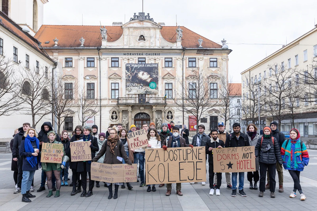 „Chci se učit, ne přežívat.“ Studující v Brně protestovali proti dalšímu zvýšení kolejného 7 MAJS1360