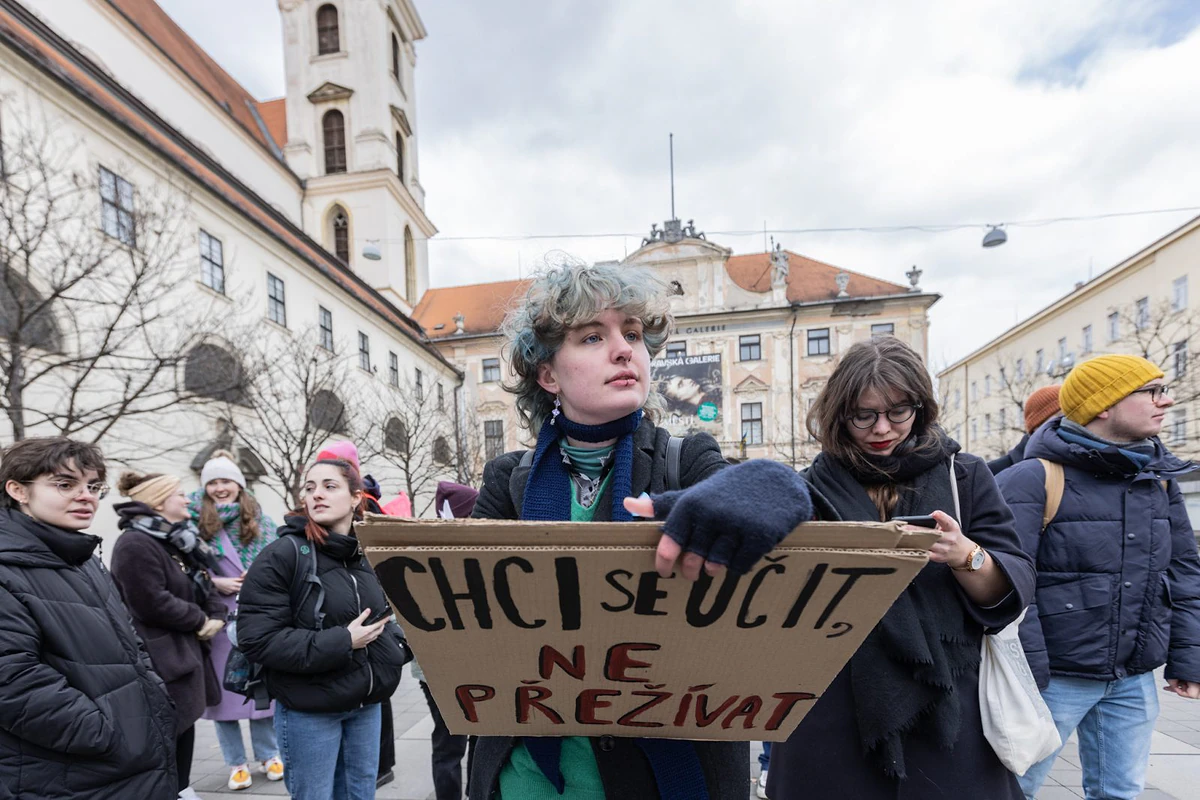„Chci se učit, ne přežívat.“ Studující v Brně protestovali proti dalšímu zvýšení kolejného 8 MAJS1375