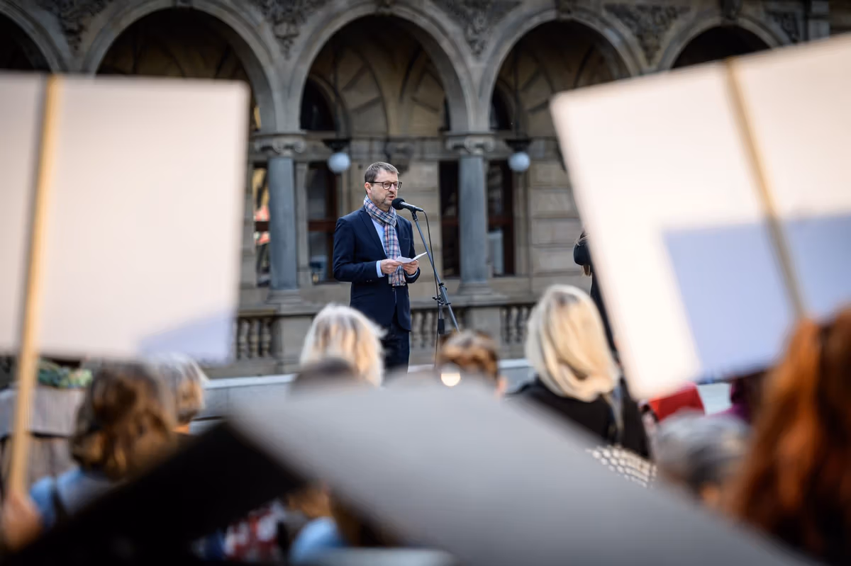 Fotoreport: „Istanbulská úmluva už měla být ratifikována.“ Spolky apelovaly na politiky 9 2023 05 24 istanbulska umluva ZWL 2400px 2428