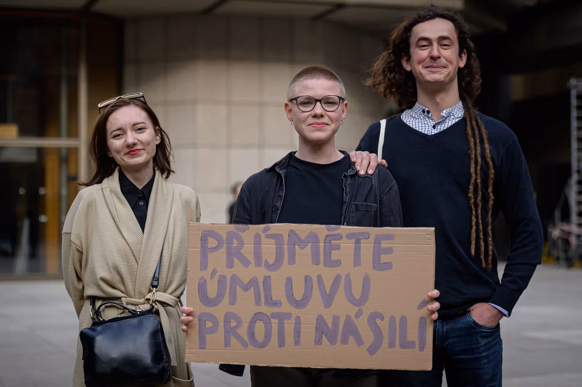 Fotoreport: „Istanbulská úmluva už měla být ratifikována.“ Spolky apelovaly na politiky 5 2023 05 24 istanbulska umluva ZWL 2400px 2499