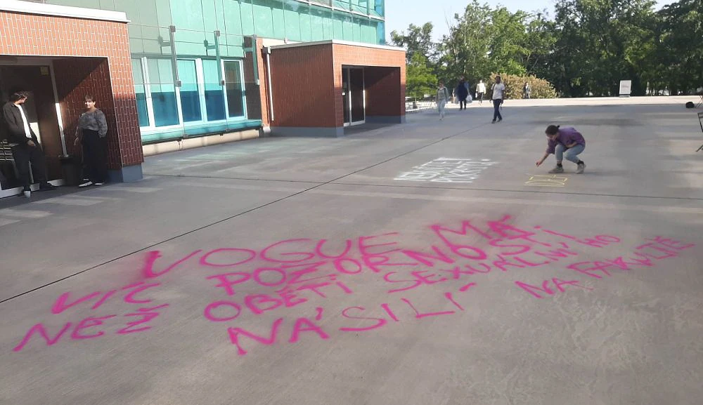 Policejní zásah na konferenci Vogue na Univerzitě Karlově? To není vtip! 1 Vogue 2