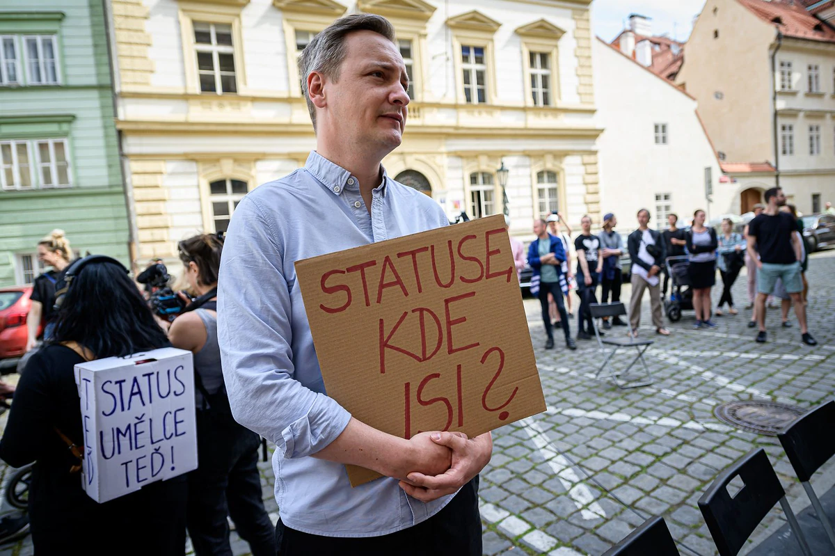 „Jak dlouho budeme čekat, než definitivně vyhoříme?“ Protest kulturních pracovníků před ministerstvem 1 2023 06 05 status umelce 2400px 9297