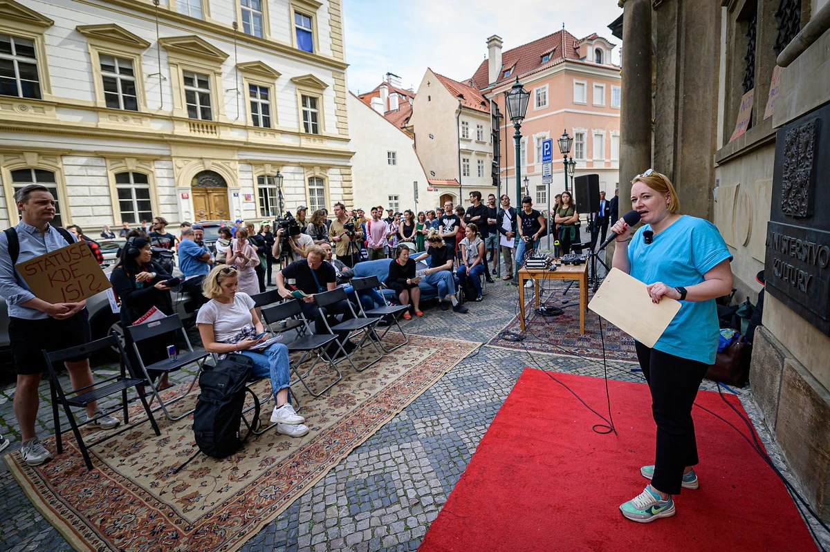 „Jak dlouho budeme čekat, než definitivně vyhoříme?“ Protest kulturních pracovníků před ministerstvem 2 2023 06 05 status umelce 2400px 9322