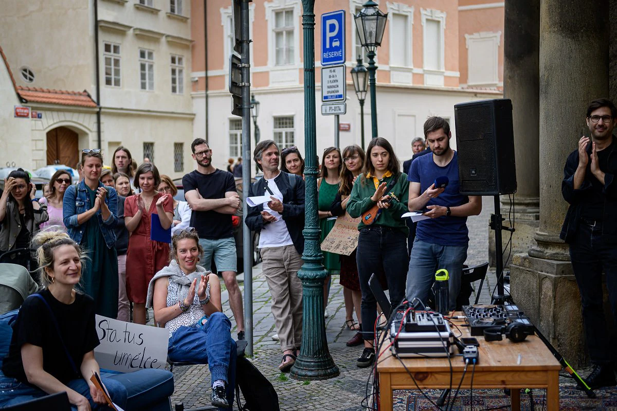 „Jak dlouho budeme čekat, než definitivně vyhoříme?“ Protest kulturních pracovníků před ministerstvem 4 2023 06 05 status umelce 2400px 9352 e1685980848220