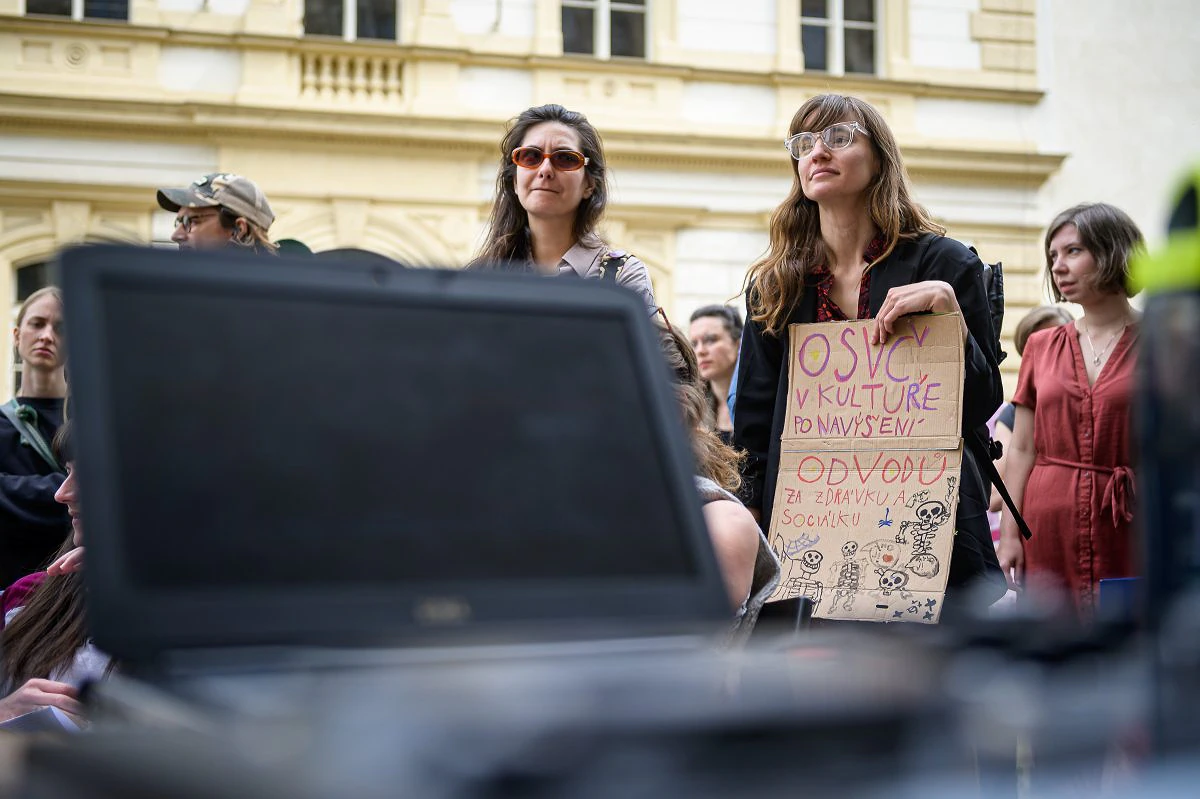 „Jak dlouho budeme čekat, než definitivně vyhoříme?“ Protest kulturních pracovníků před ministerstvem 5 2023 06 05 status umelce 2400px 9369 e1685980876362