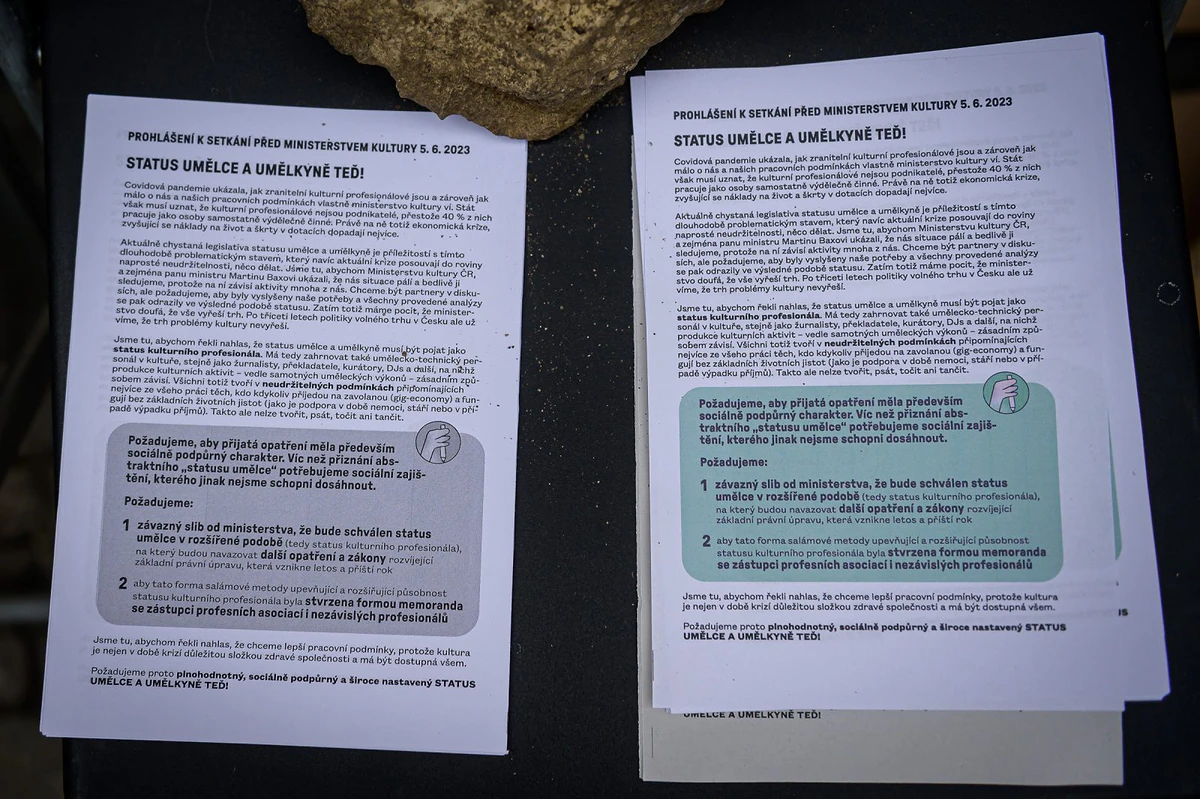 „Jak dlouho budeme čekat, než definitivně vyhoříme?“ Protest kulturních pracovníků před ministerstvem 6 2023 06 05 status umelce 2400px 9385