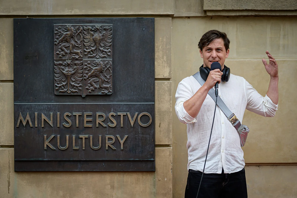 „Jak dlouho budeme čekat, než definitivně vyhoříme?“ Protest kulturních pracovníků před ministerstvem 7 2023 06 05 status umelce 2400px 9421