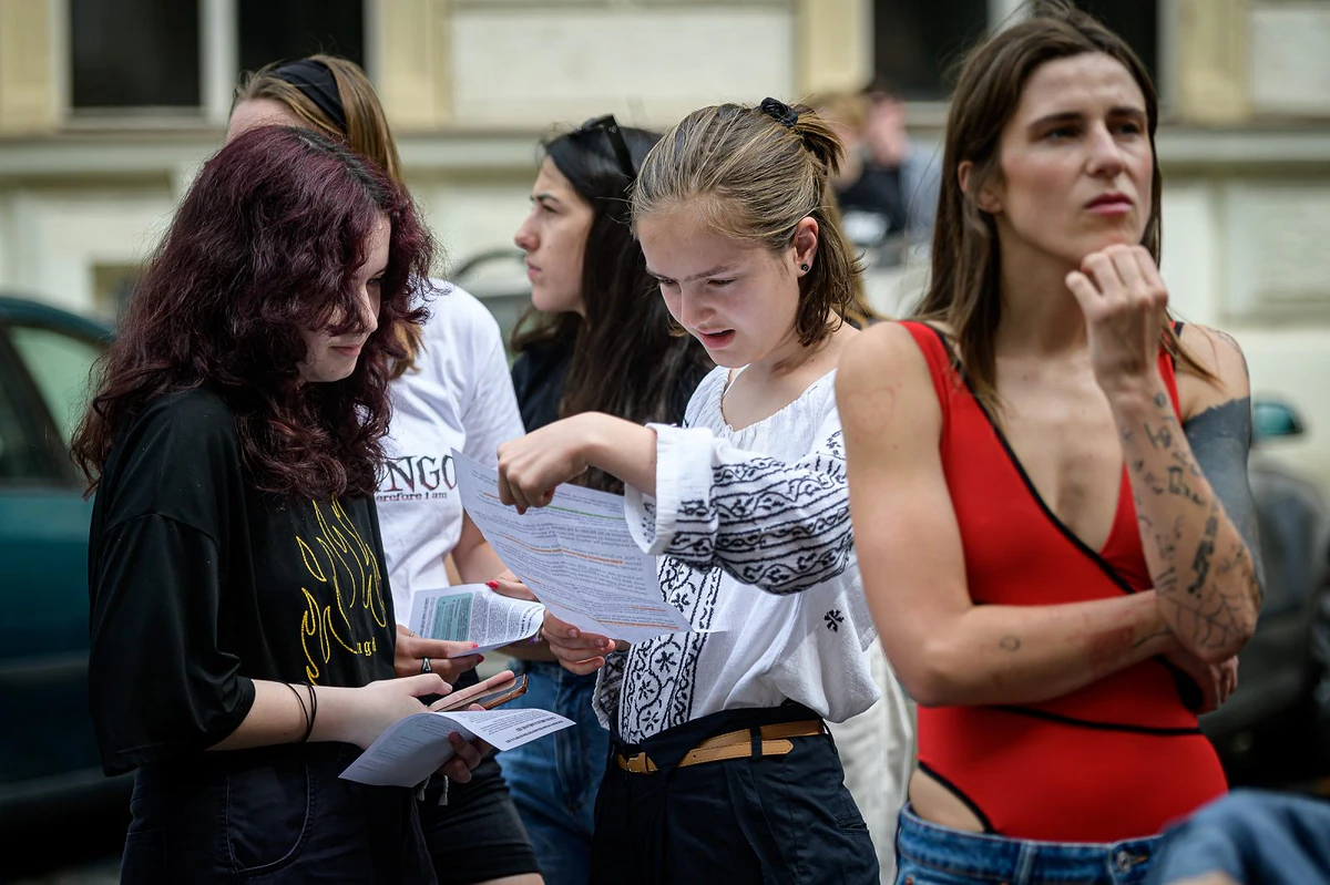 „Jak dlouho budeme čekat, než definitivně vyhoříme?“ Protest kulturních pracovníků před ministerstvem 9 2023 06 05 status umelce 2400px 9457