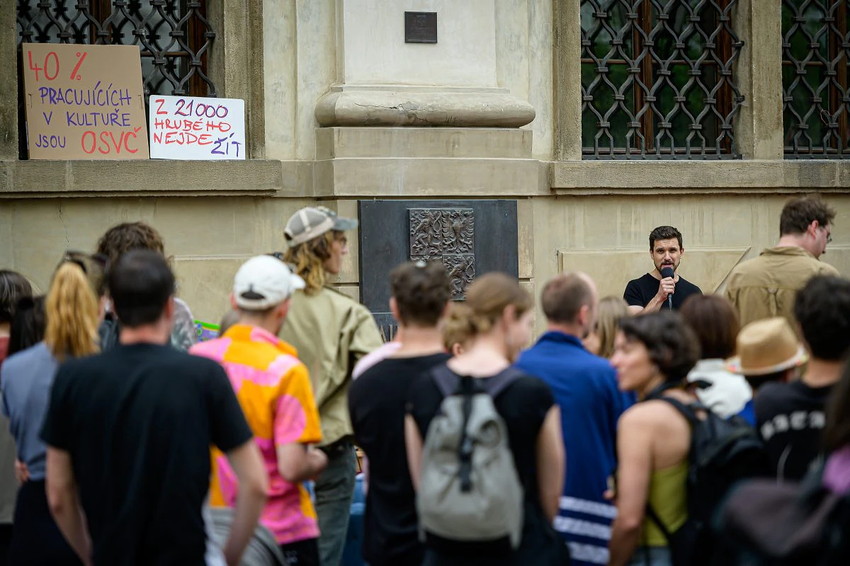 „Jak dlouho budeme čekat, než definitivně vyhoříme?“ Protest kulturních pracovníků před ministerstvem 10 2023 06 05 status umelce 2400px 9466 e1685980949544
