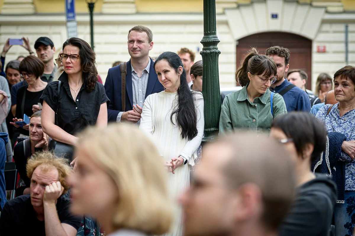 „Jak dlouho budeme čekat, než definitivně vyhoříme?“ Protest kulturních pracovníků před ministerstvem 11 2023 06 05 status umelce 2400px 9493 e1685980979160