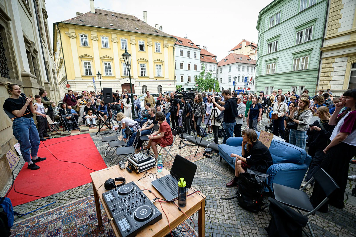 „Jak dlouho budeme čekat, než definitivně vyhoříme?“ Protest kulturních pracovníků před ministerstvem 12 2023 06 05 status umelce 2400px 9531