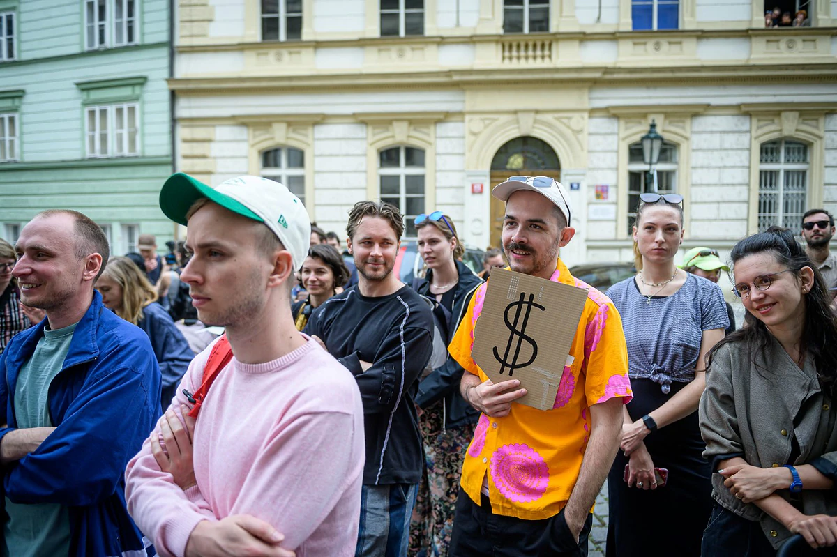 „Jak dlouho budeme čekat, než definitivně vyhoříme?“ Protest kulturních pracovníků před ministerstvem 13 2023 06 05 status umelce 2400px 9541
