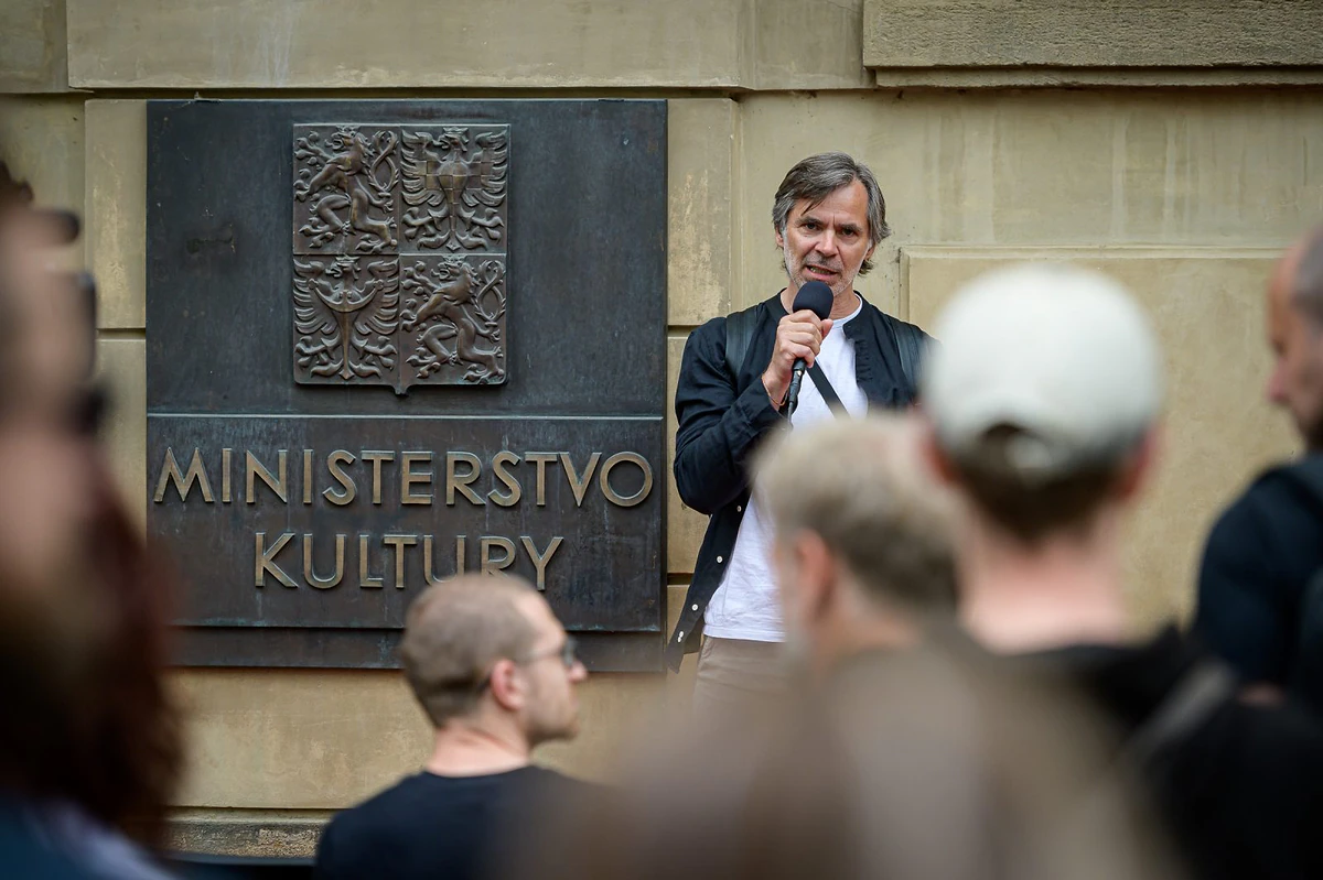 „Jak dlouho budeme čekat, než definitivně vyhoříme?“ Protest kulturních pracovníků před ministerstvem 15 2023 06 05 status umelce 2400px 9564