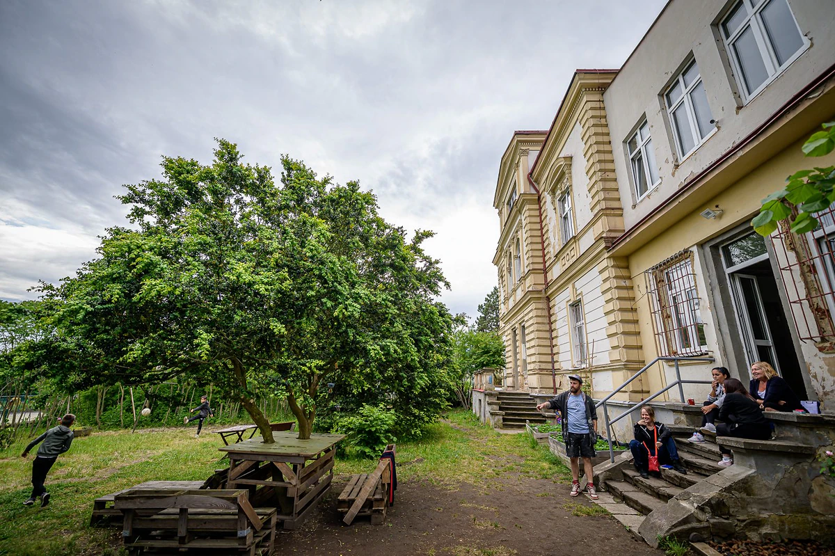 „Vy mi tady říkáte, jak vařit s pokličkou, ale já chci vědět, jak zaplatit účty za plyn“ 13 2023 06 07 vila libuse sidliste janov 2400px 1751