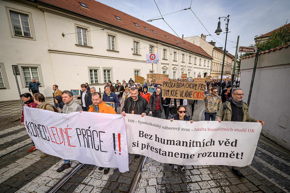 Fotoreport: Humanitní fakulty se rozhodly bojovat za práva pracujících. Tedy za svá práva 16 2023 10 17 vysokoskolska stavka 2400px 1296