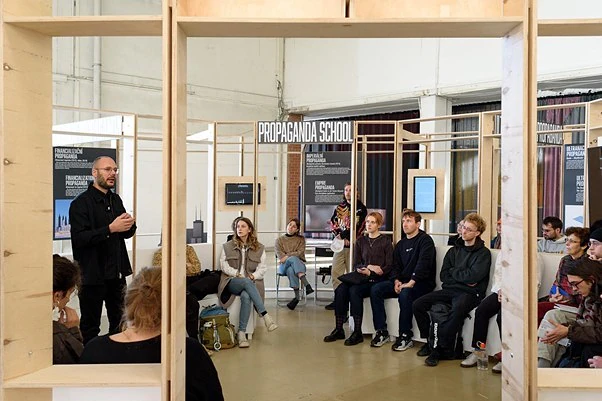 „Potřebujeme propagandu, abychom s ní mohli vytvořit spravedlivější svět,“ říká propagandistický umělec Jonas Staal 1