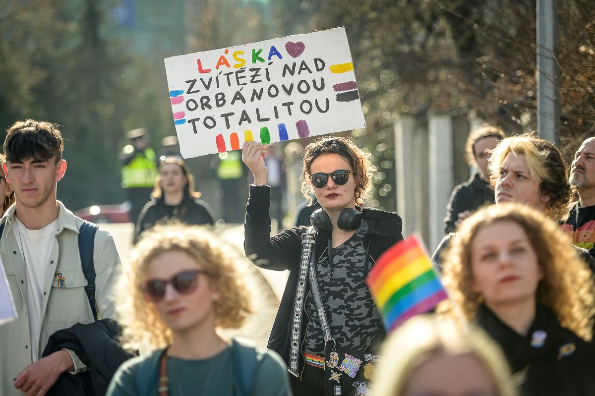 „Tento zákaz se týká nás všech.“ fotoreport z demonstrace proti represi maďarské LGBTQ+ komunity 3 2025 03 28 demo Madarska amb PRIDE 2400px 2682