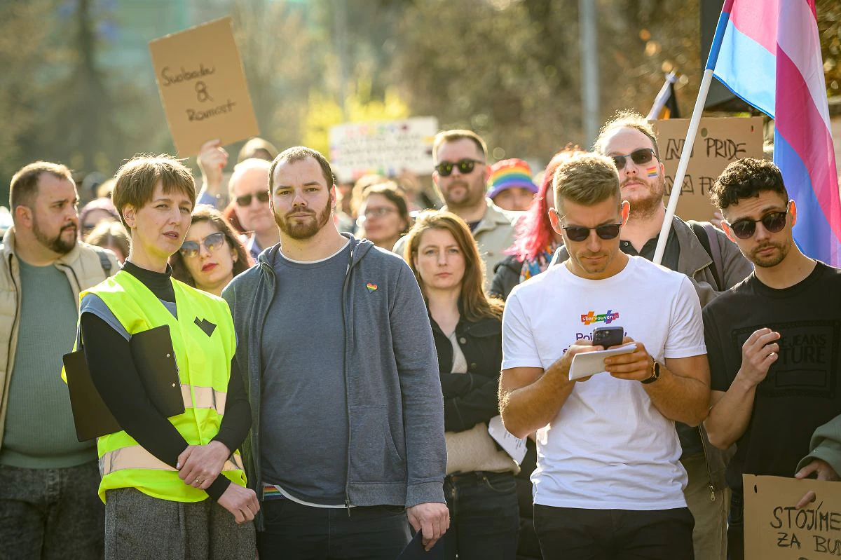 „Tento zákaz se týká nás všech.“ fotoreport z demonstrace proti represi maďarské LGBTQ+ komunity 7 2025 03 28 demo Madarska amb PRIDE 2400px 2739