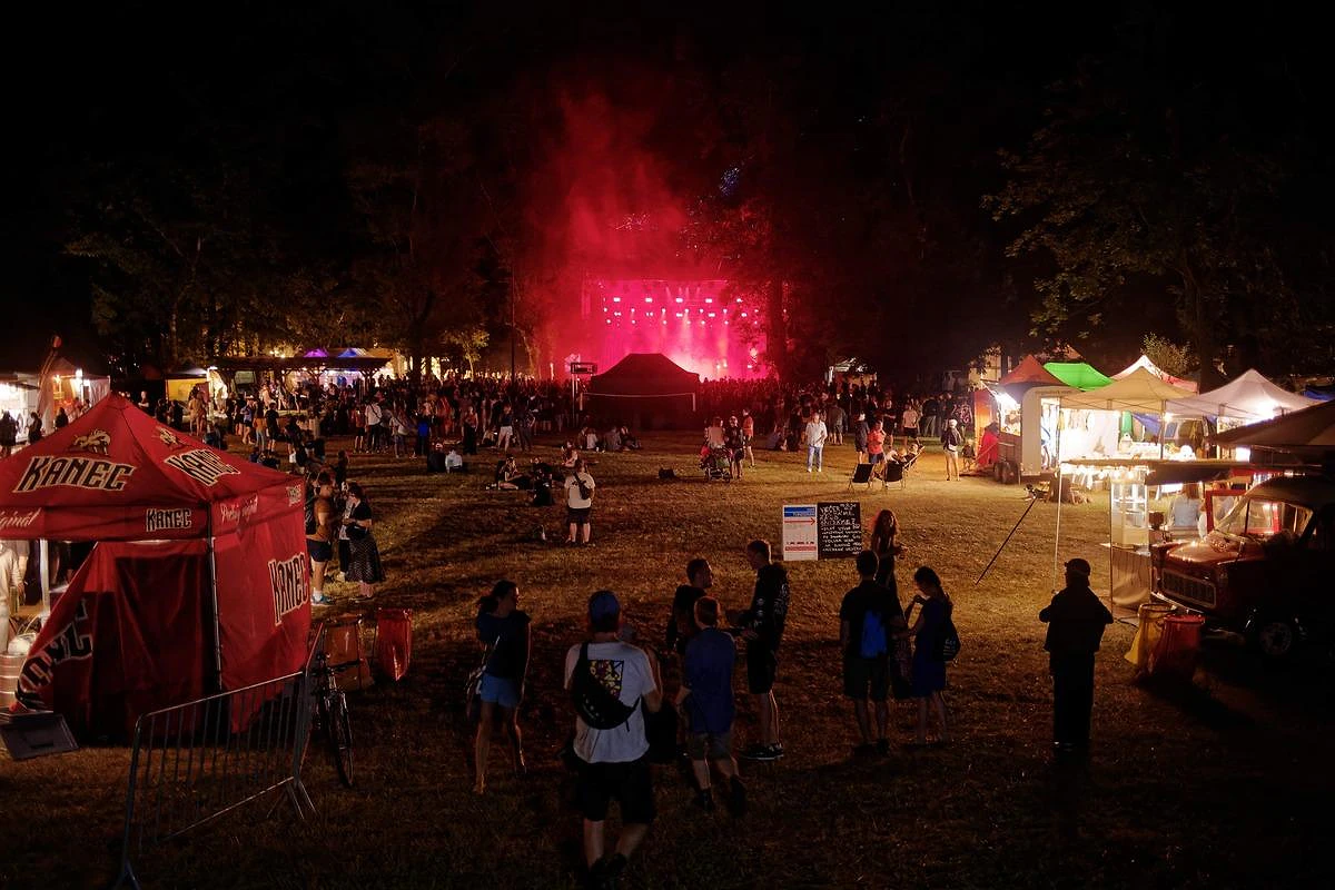 „Tradice pomáhá, ale hledíme do budoucnosti,“ říká Lukáš Nedomlel z festivalu Beseda. Ten přiveze Alana Sparhawka nebo Portrayal of Guilt 1 Beseda 2