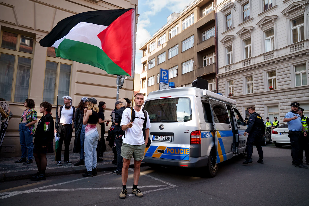„Terorismus podporuje česká vláda, ne propalestinští aktivisté.“ Prahou prošla demonstrace na podporu Jesuse 10 dsc04828 scaled e1752735874743
