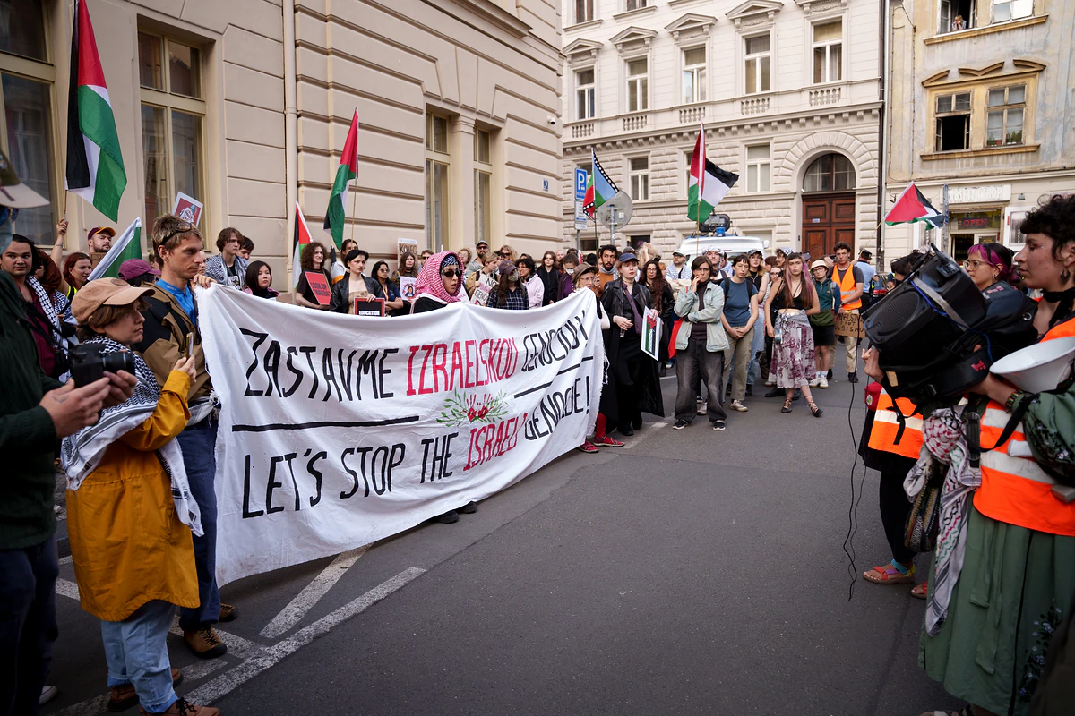 „Terorismus podporuje česká vláda, ne propalestinští aktivisté.“ Prahou prošla demonstrace na podporu Jesuse 12 dsc04909 scaled e1752735944911