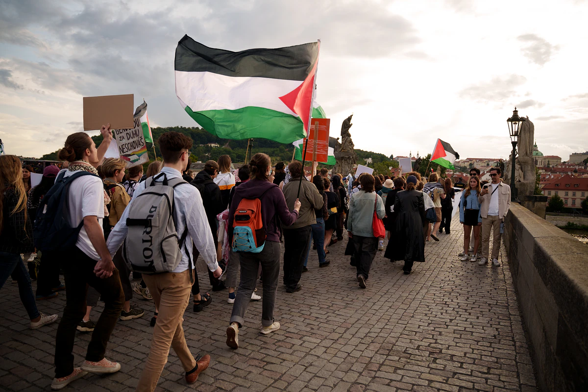 „Terorismus podporuje česká vláda, ne propalestinští aktivisté.“ Prahou prošla demonstrace na podporu Jesuse 8 dsc05169 scaled e1752735821602